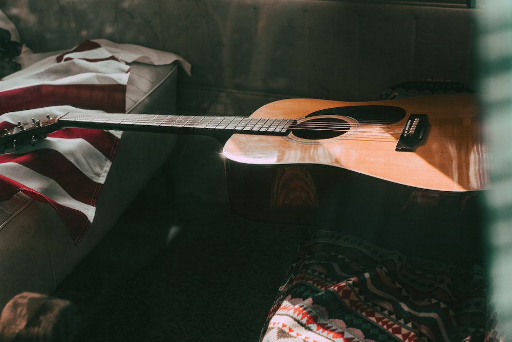 Как устранить проблемы, вызванные некорректным углом наклона грифа на акустической гитаре | A&T Trade