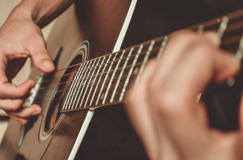 Как добиться наилучшего звучания электроакустической гитары: 10 лайфхаков | A&T Trade